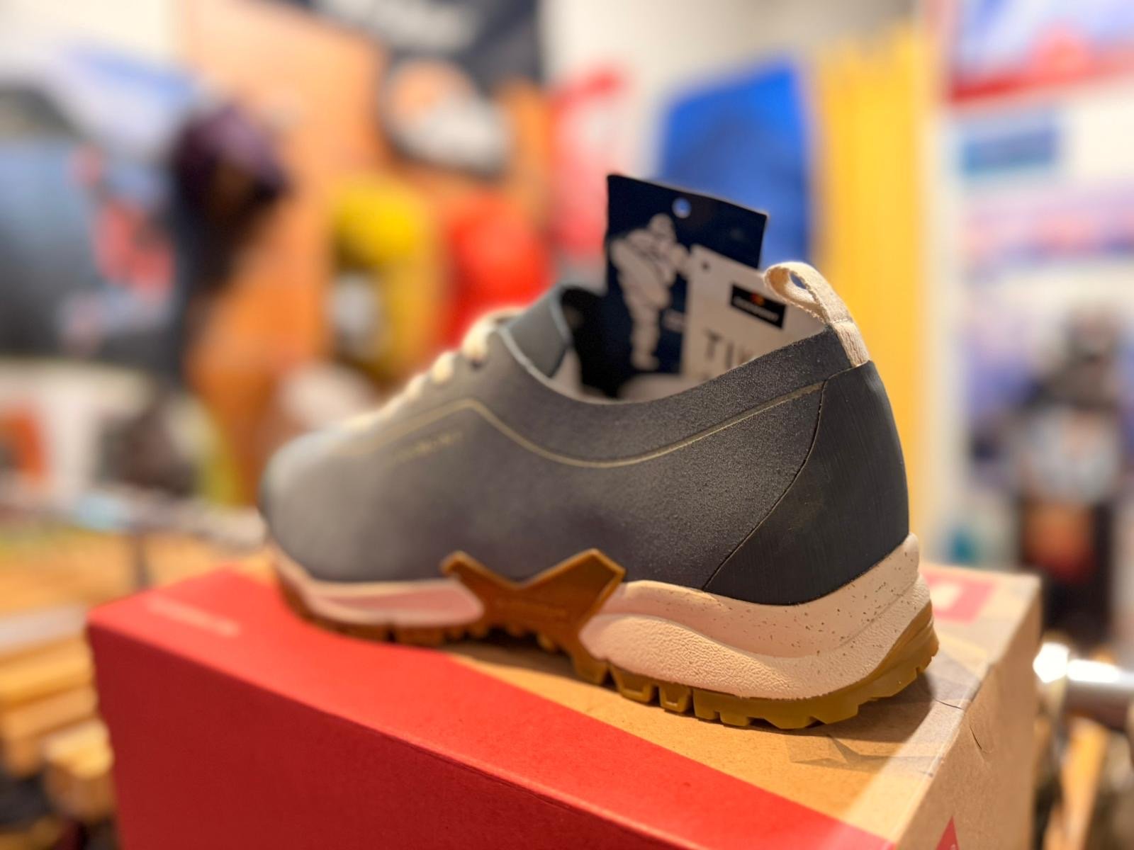 Chaussure bleu ciel de randonnée, vue arrière trois-quarts
